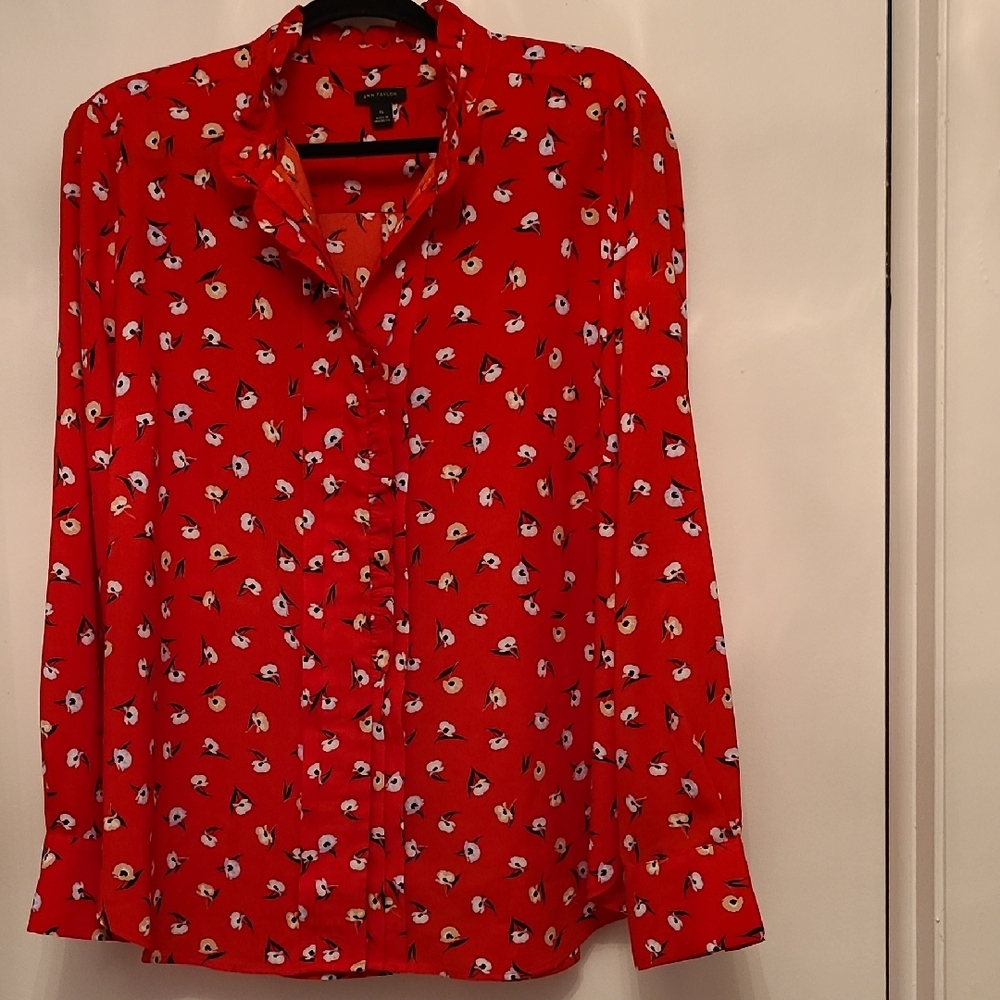 Ann Taylor Red Floral Button Front Blouse. NWOT Never Worn.